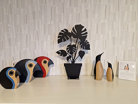 Tr&auml;f&aring;glar Discus och Penguin fr&aring;n Architectmade och svart monstera i pl&aring;t fr&aring;n Lonneberg