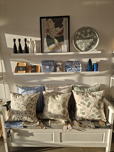 Soffa med kuddar i Inredning & Design i Örsbäck