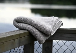Ester Design - Stickad filt i lammull Gr� 170x130 cm